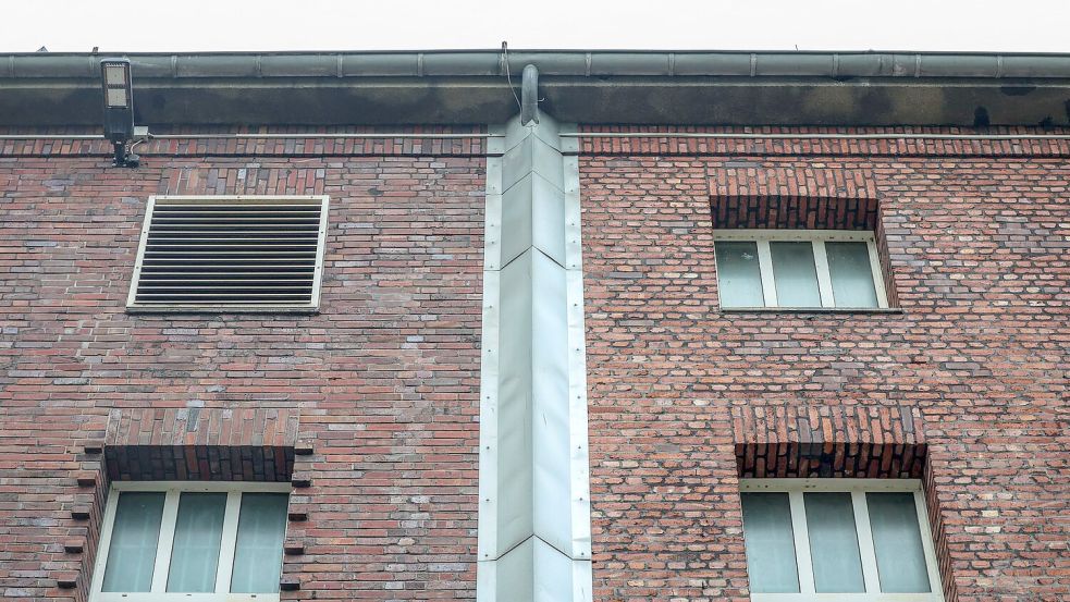 Regenrinne abgedeckt, Fassade ohne Halt für Kletterer - wie kam der Häftling auf das Dach? Foto: Christoph Reichwein