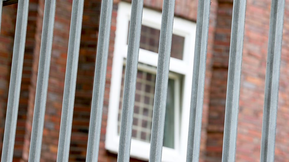 Ein Zaun und vergitterte Fenster - trotzdem gelang einem Häftling die Flucht. Foto: Christoph Reichwein