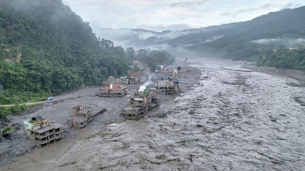 Von dem Ort Trishuli Bazaar, wo ein Schuldirektor rund 900 Schülerinnen und Schüler durch eine rechtzeitige Warnung vor der Flutwelle rettete, sind nur noch Ruinen übrig. Foto: Rajesh Kumar Singh