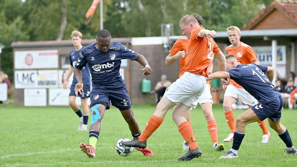 Die SpVg Aurich drehte in Leerhafe mit einer starken Schlussoffensive ein 2:4 noch in ein 6:4. Marco Mouzong (links) traf dreimal. Foto: Jens Doden (Blomberg)