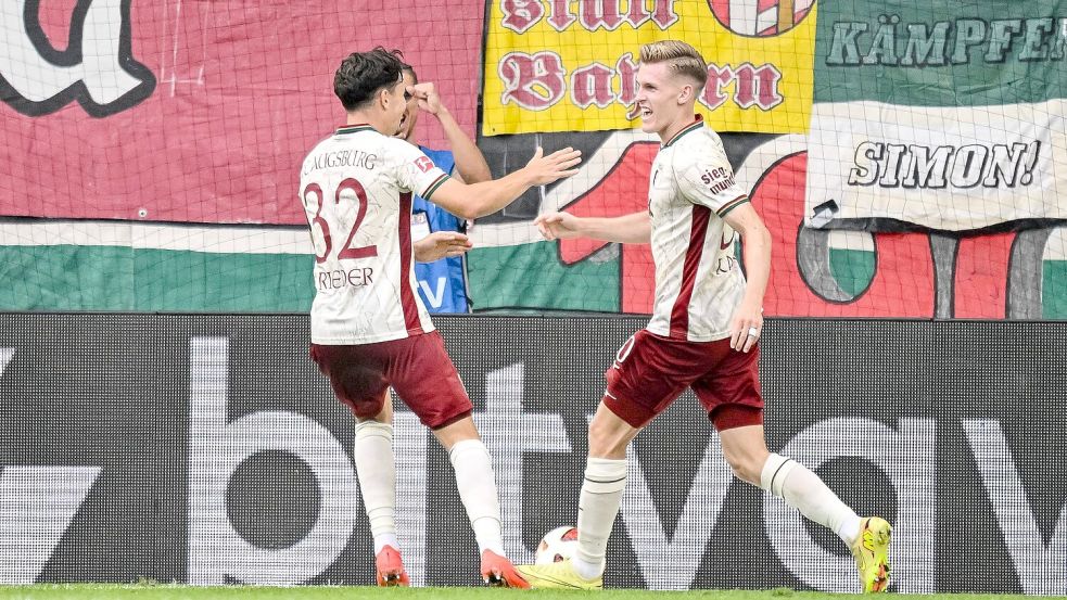 Augsburgs bester Mann gegen Schalke: Matchwinner Kade (r.) Foto: Harry Langer