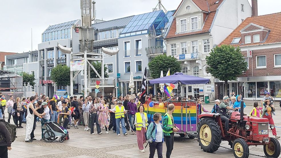 Seltener Anblick: ein Traktor auf dem Marktplatz. Foto: Karin Böhmer