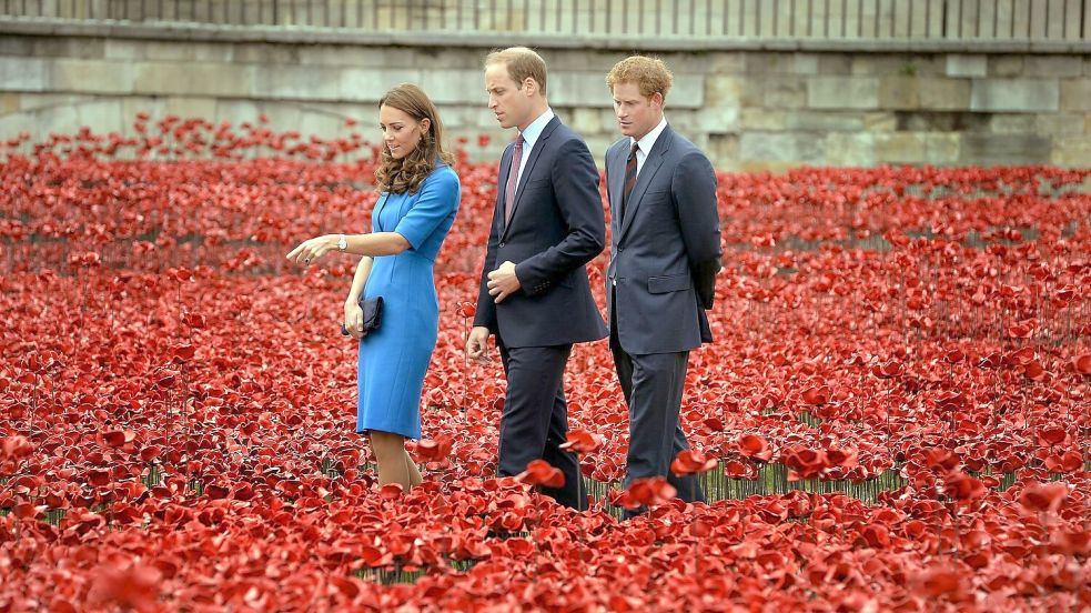 Früher waren sie oft gemeinsam zu sehen: Kate (links), Prinz William (Mitte) und Prinz Harry (rechts). (Archivfoto) Foto: John Stillwell