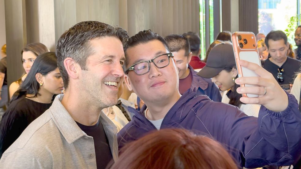 Am Rande der Entwicklerkonferenz WWDC im Juni musste John Ternus, damals noch designierter Apple-Chef, für viele Selfies posieren. (Archivbild) Foto: Andrej Sokolow