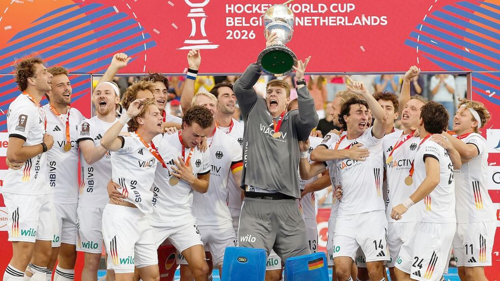 Die deutschen Hockeyspieler mit dem WM-Pokal. Foto: Geert Vanden Wijngaert