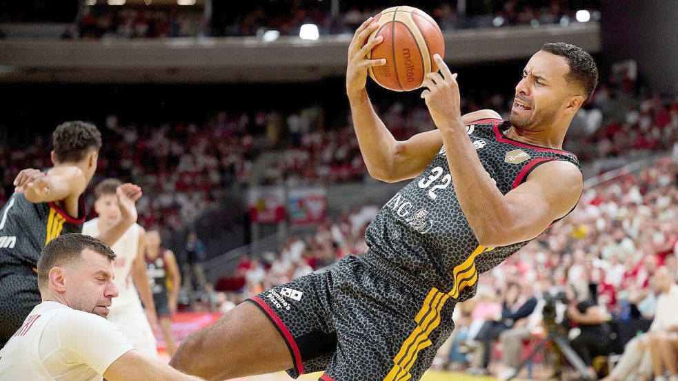 Die deutschen Basketballer um Johannes Thiemann hatten im Spiel gegen Polen große Probleme. Foto: Adam Warzawa