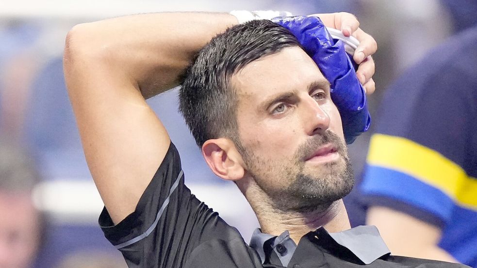 Sichtlich gezeichnet: Novak Djokovic kühlt sich beim Seitenwechsel. Foto: Frank Franklin II