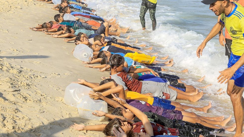Seit dem Sommer findet das Schwimmtraining im Gazastreifen wieder statt, seitdem haben Hunderte Kinder schwimmen gelernt. Foto: Abed Rahim Khatib/dpa
