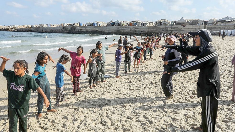 Damit sich Kinder in Gaza von ihrem schweren Alltag ablenken können, bringen Trainer ihnen kostenlos das Schwimmen bei. Foto: Abed Rahim Khatib/dpa