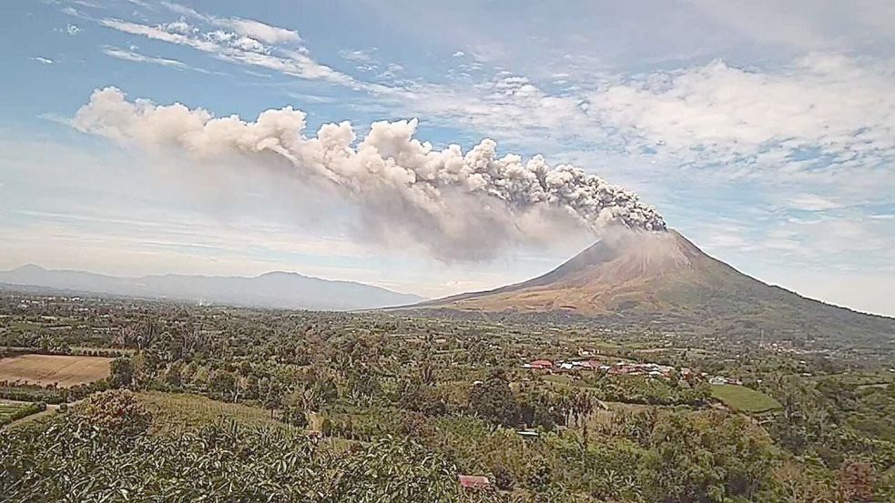 Die Aschesäule über dem Vulkan war dreieinhalb Kilometer hoch. Foto: Geological Ageny Indonesia/dpa