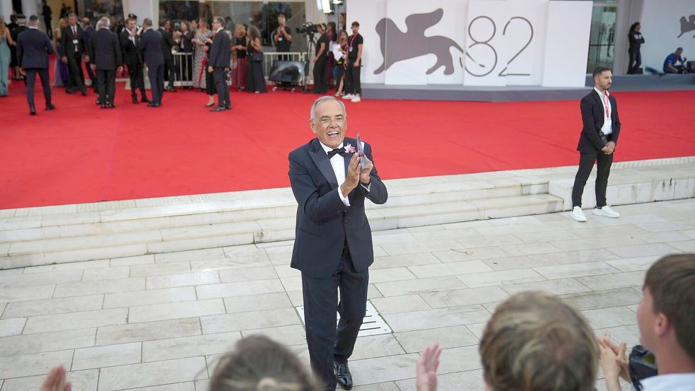 Festivaldirektor Alberto Barbera bei der Eröffnung der Filmfestspiele im vergangenen Jahr. (Archivbild) Foto: Alessandra Tarantino/Invision/AP