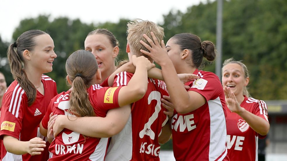 Die Spielerinnen der SpVg Aurich jubeln über den Führungstreffer von Mareike Assing. Foto: Jens Doden (Blomberg)