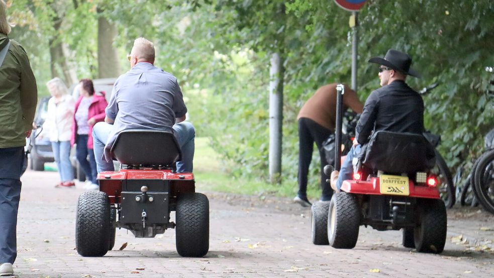 Zu den Münkeboer Festtagen gehören alte wie neue Fahrzeuge gleichermaßen. Foto: Udo Hippen