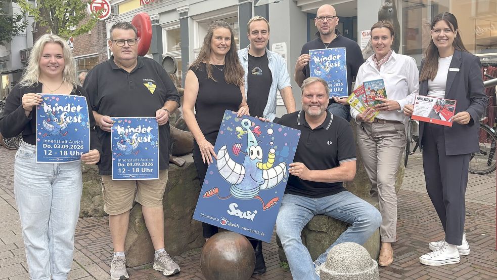 Die Veranstalter des 33. Auricher Kinderfestes (von links): Lara Fürst (Stadtmarketing Aurich), Jens Coordes (Kaufmännischer Verein), Daniela Schuster (Kaufmännischer Verein), Stephan Adelmund (Mobile Dorfdisko), Udo Hippen (Kaufmännischer Verein), Stephan Hinrichs (Ostfriesische Landschaftliche Brandkasse), Petra Zschietzschmann (Sparkasse Aurich-Norden) und Jule Leerhoff (Sparkasse Aurich-Norden). Foto: Jurij Babanin
