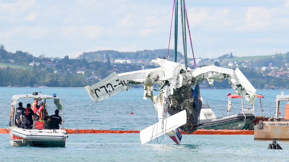 In einer herausfordenden Bergeaktion konnte das Wrack gehoben werden. Foto: Fotokerschi/Werner Kerschbaummay