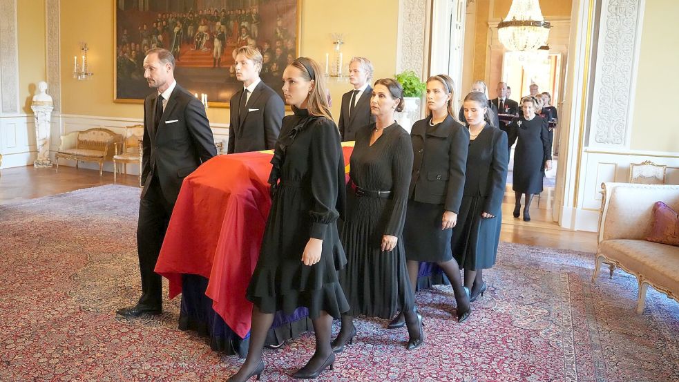 In langsamen Schritten begleitete die Familie den Sarg von Harald V. Foto: Ole Berg-Rusten/NTB Scanpix/AP/d