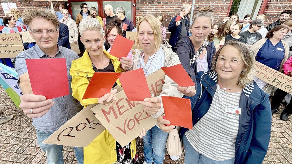 Rote Karte gegen Kürzungen: Beschäftigte des Klinikums Emden protestieren vor dem Haupteingang. Foto: Klaus Ortgies