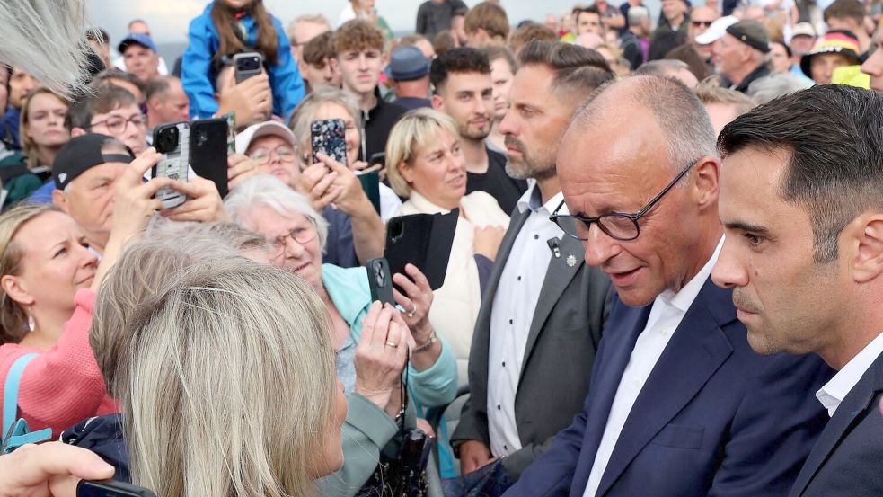 Ein Besuch an einem Wahlkampfstand in Kühlungsborn ist der Wahlkampfauftakt für Merz im Osten. Foto: Bernd Wüstneck