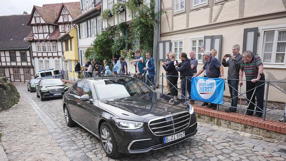 An einer Gruppe Demonstranten empfängt Merz in Quedlinburg. Foto: Kay Nietfeld/dpa