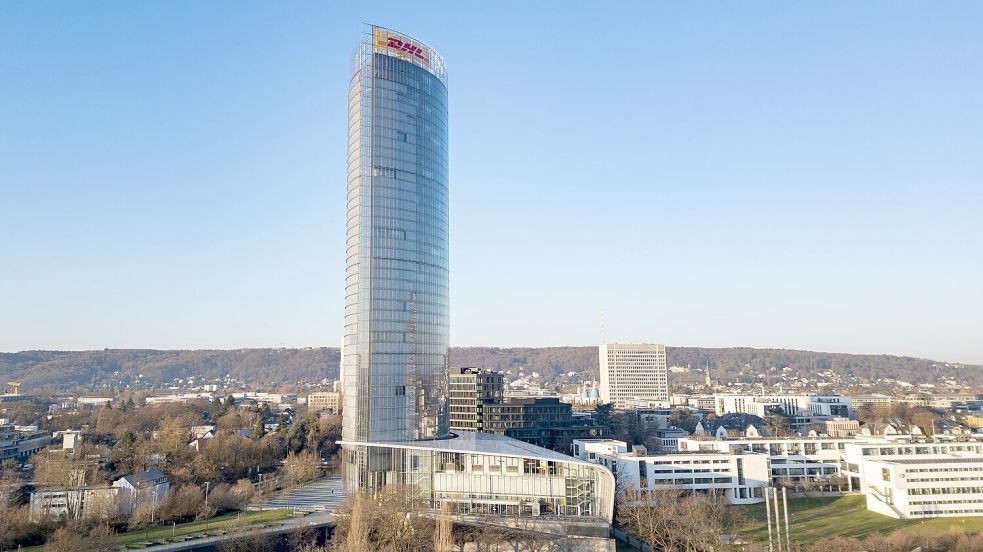 Nicht nur das Posthorn ist auf dem Dach des Posttowers montiert, sondern auch ein großes DHL-Logo. Foto: Benjamin Westhoff/dpa