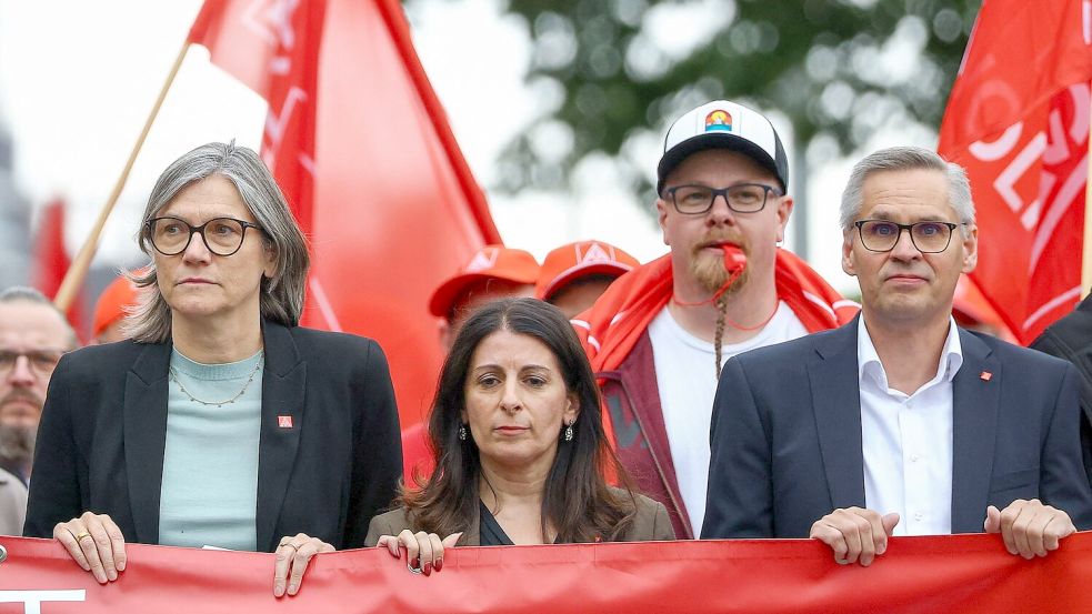 „Mit der IG Metall werden die Werke in Emden, Zwickau, Hannover und Neckarsulm nicht geschlossen“, kündigt Benner (l.) an. (Archivbild) Foto: Lisi Niesner/Reuters/Pool/dpa