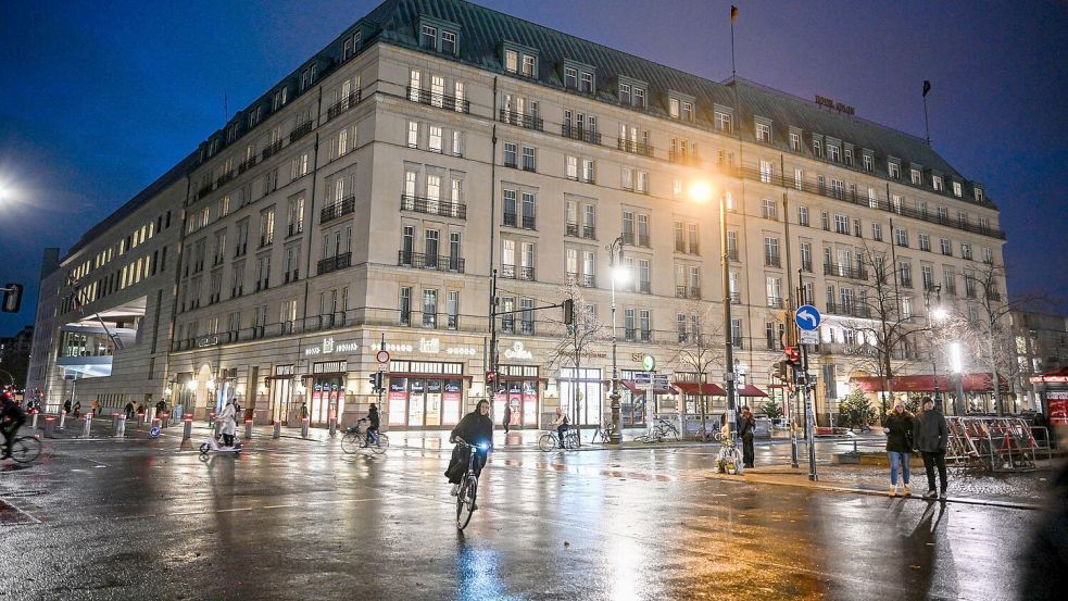 Die Gesellschafter des Adlon-Hotels haben dem Verkauf der Immobilie zugestimmt. (Archivbild) Foto: Jens Kalaene