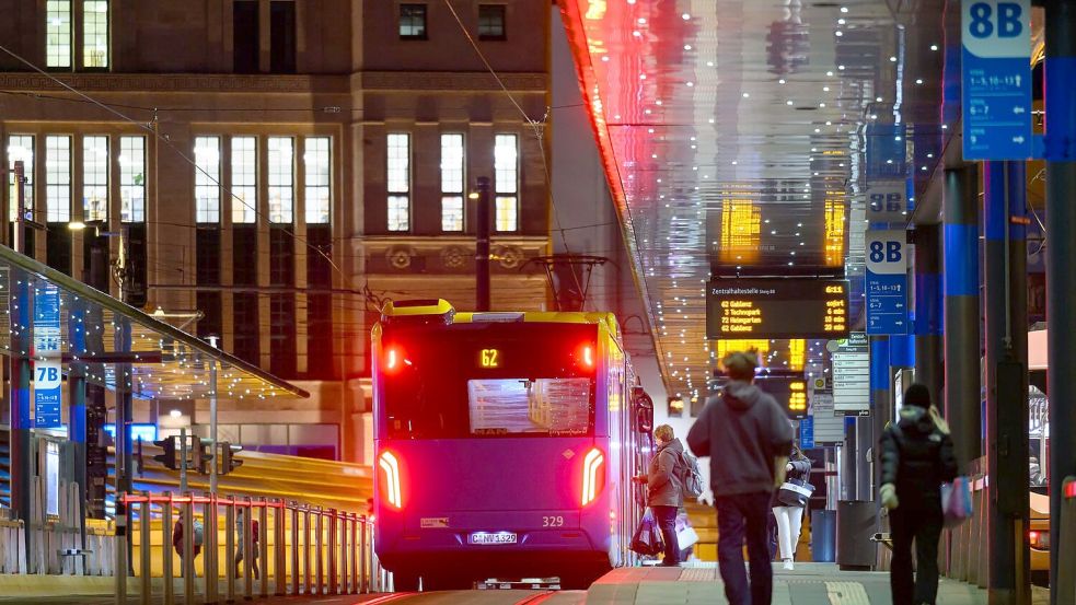 Der Thinktank Agora bemängelt eine schlechte Anbindung vieler Menschen in Deutschland an den öffentlichen Nahverkehr. (Archivbild) Foto: Hendrik Schmidt