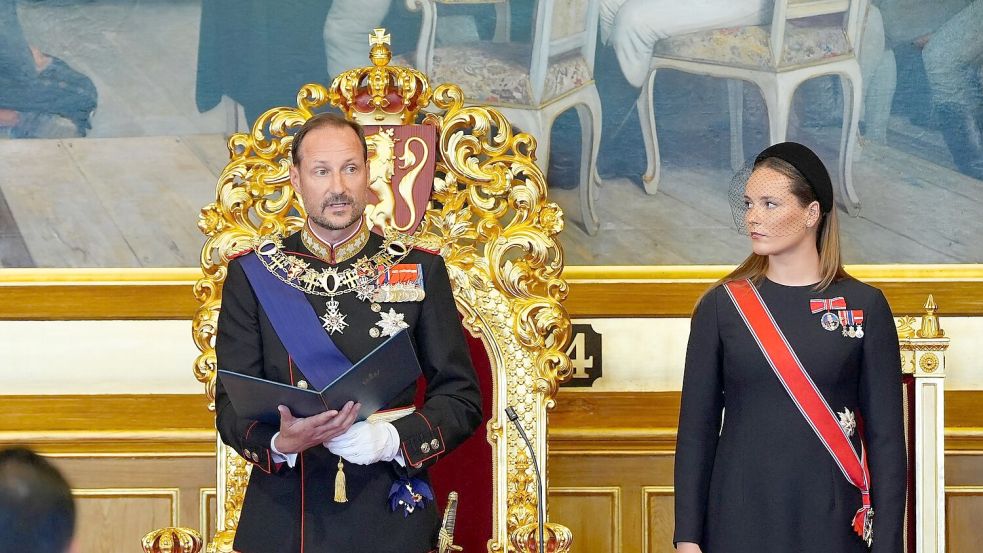 Im Parlament legte Haakon seinen Eid ab. An seiner Seite: Kronprinzessin Ingrid Alexandra. Foto: Lise Åserud/NTB Pool/dpa