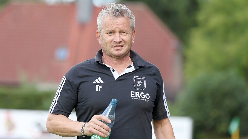 Der Wiesenser Trainer Jörg Möhlmeyer verlor mit seiner Mannschaft 2:6 gegen Leezdorf. Foto: Wilfried Gronewold