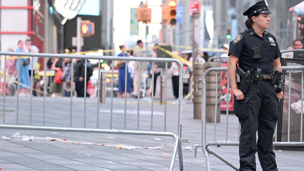 Am New Yorker Times Square stach eine Frau mit zwei Messern auf Passanten ein. Eines der Opfer erlag seinen Verletzungen. Das NYPD erschoss die Angreiferin. Foto: IMAGO/CNP/ABACA