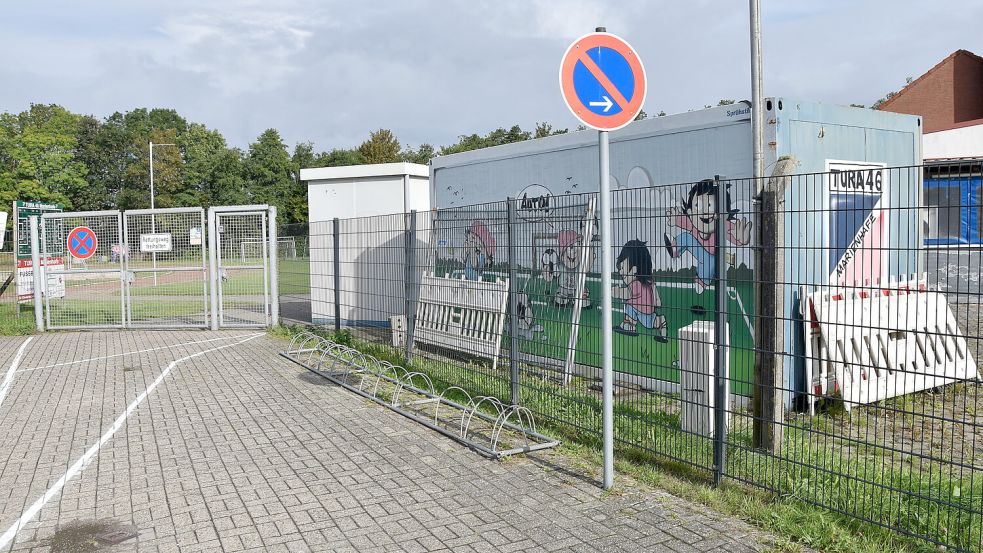 Am Zaun rechts des Eingangs zum Sportplatz in Upgant-Schott hing bis vor Kurzem noch ein Werbebanner der Schmuckmarke Deichbrise. Foto: Thomas Dirks