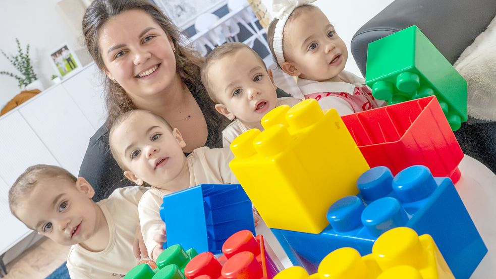 Mutter Vasilica Florentina Imbrea und ihre Vierlinge. Foto: Klaus Ortgies