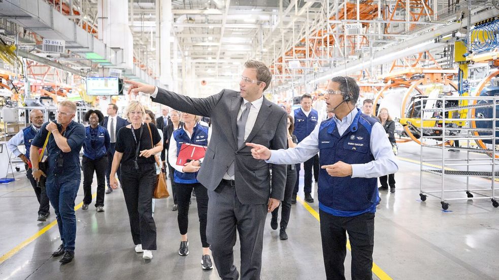 Lars Klingbeil besuchte in den USA das BMW-Werk in Spartanburg. Foto: Bernd von Jutrczenka