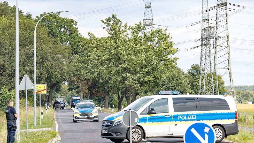 Die Polizei hat den Weg zu den Strommasten weiträumig abgesperrt. Foto: Frank Hammerschmidt
