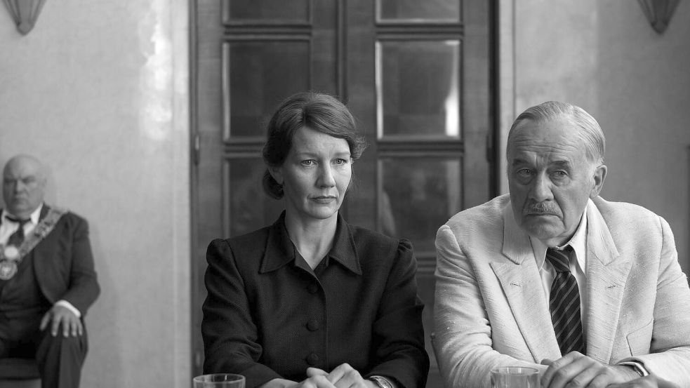 Sandra Hüller als Erika Mann und Hanns Zischler als Thomas Mann in einer Filmszene. Foto: Agata Grzybowska/Neue Visionen F