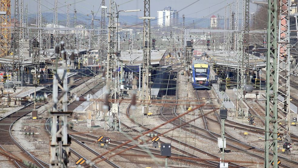 Am Augsburger Hauptbahnhof gibt es einen größeren Polizeieinsatz. (Archivbild) Foto: Karl-Josef Hildenbrand