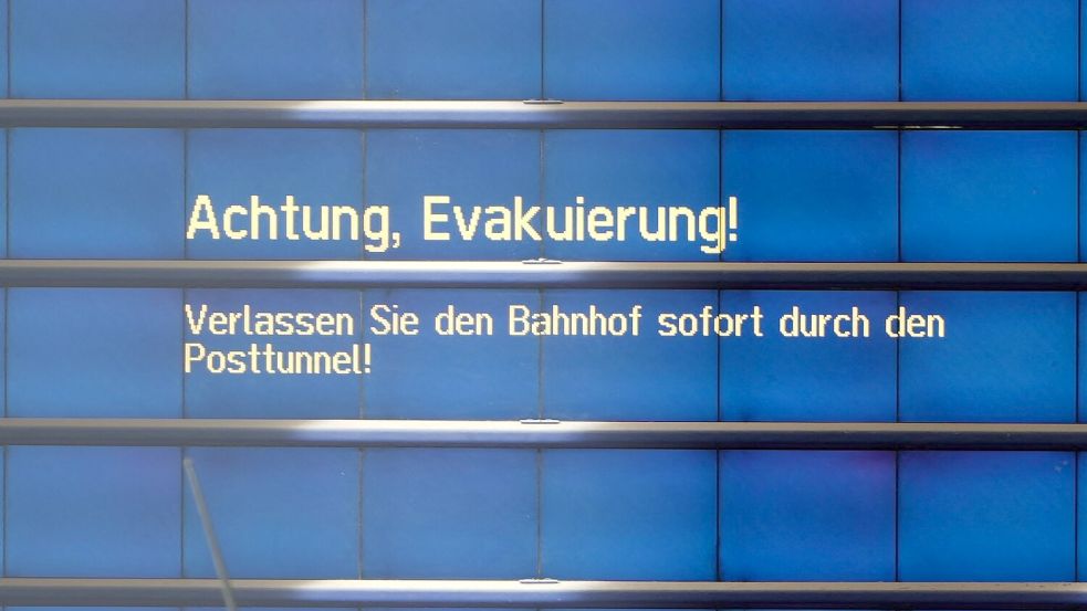 Alle Bahnfahrgäste mussten den Hauptbahnhof sofort verlassen, später gab es Entwarnung. Foto: Felix Kirberg