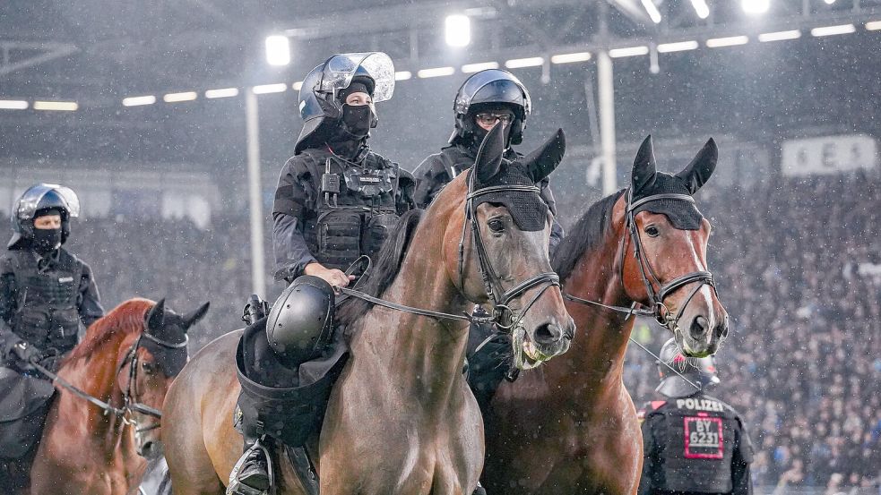 Beim DFB-Pokalspiel zwischen SV Waldhof Mannheim und dem 1. FC Kaiserslautern schickte die Polizei auch Pferde aufs Feld, um Ausschreitungen einzudämmen. Foto: IMAGO/Bennet Long