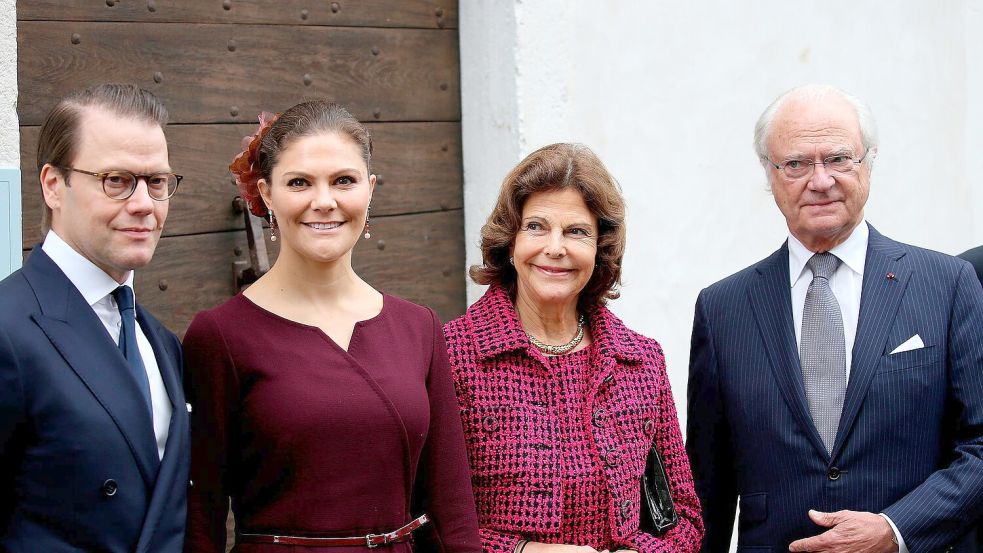 Die schwedische Königsfamilie - hier (v.l) Prinz Daniel, Kronprinzessin Victoria, Königin Silvia und König Carl XVI. Gustaf - kommt geschlossen zum Begräbnis nach Oslo. (Archivbild) Foto: Bob Edme/AP/dpa