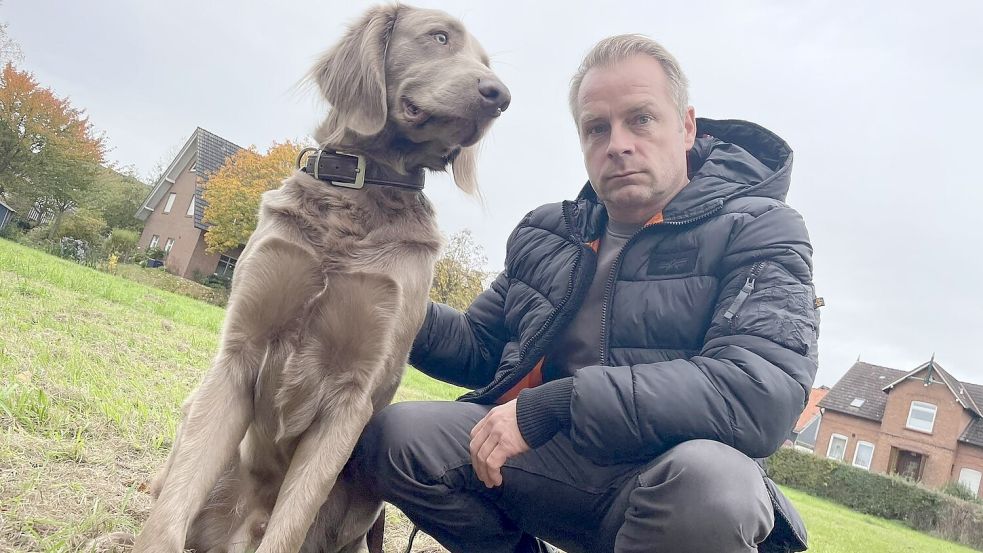 Hinnerk Schönemanns „Nord bei Nordwest“-Survival-Tipps: Blickkontakt mit Affen vermeiden, nicht über den Hund stolpern und bei den Waschbären aufpassen. Hier ein Foto vom Set in Hamburg-Altengamme. Foto: Daniel Benedict