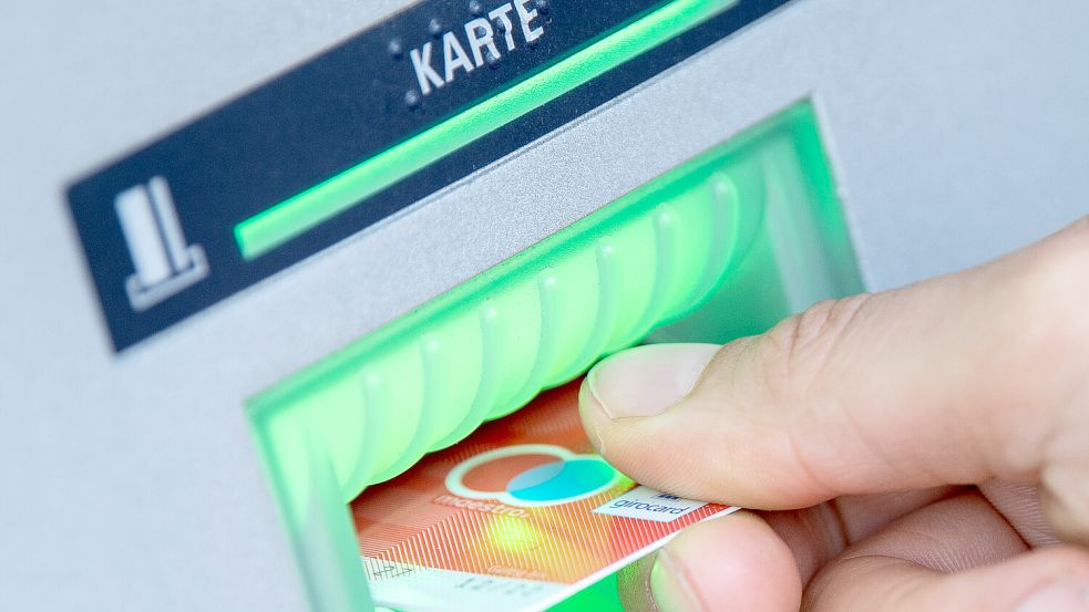 Eine Girokarte wird in einen Geldautomaten gesteckt. Foto: DPA