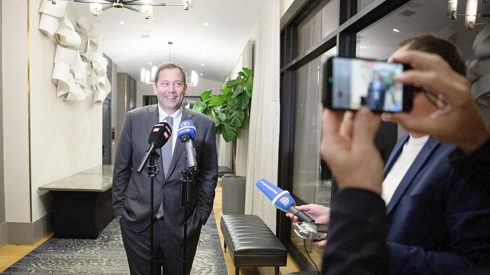 Minister Klingbeil bringt die Steuerreform durchs Kabinett - aus der Ferne. Foto: Bernd von Jutrczenka