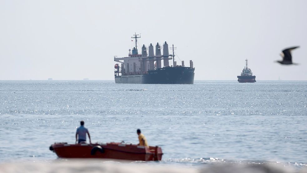 Ein Frachtschiff im Marmarameer. (Archivbild) Foto: Khalil Hamra/AP/dpa
