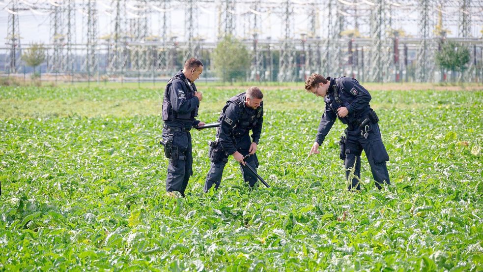 Polizisten suchen die Umgebung ab. Foto: Henning Kaiser