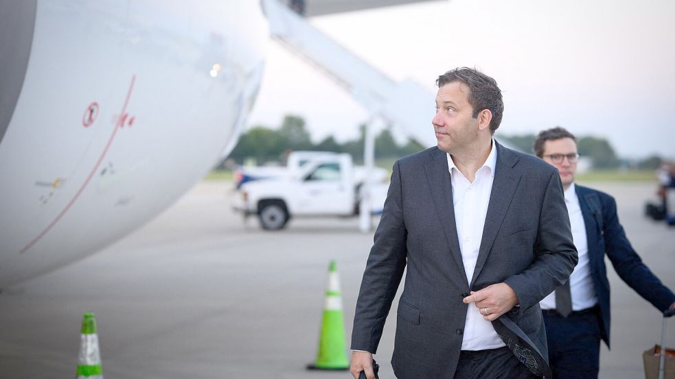 Bundesfinanzminister Lars Klingbeil (SPD) konnte wegen einer Panne an der Regierungsmaschine nicht pünktlich aus den USA zurückkehren. Passt irgendwie: Seine „große“ Einkommensteuerreform geriet auch nicht so wie mal angedacht. Foto: dpa/Bernd von Jutrczenka