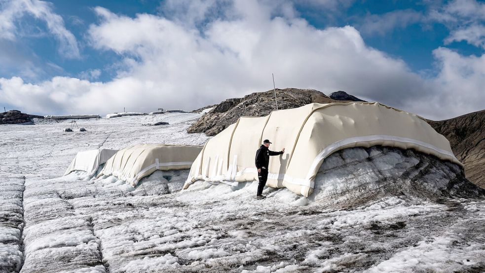 Schafswolle als Schmelzschutz: Mit Decken sind Bereiche des Tsanfleurongletschers im Schweizer Kanton Wallis abgedeckt. Foto: Jean-Christophe Bott