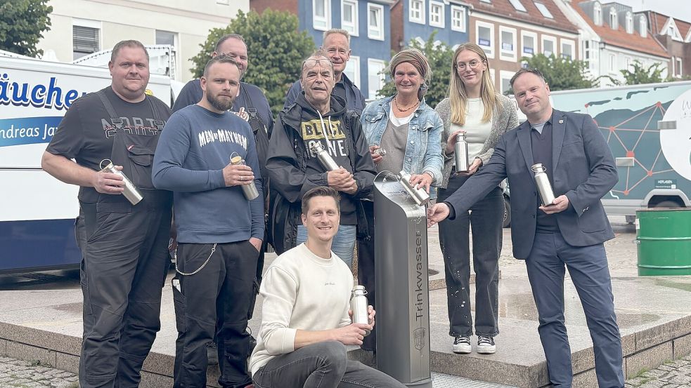 Zusammen nahmen sie den ersten Trinkwasserspender in Aurich offiziell in Betrieb: Ewald Dettmers (von links), Torsten Stienen (Betriebshof der Stadt Aurich), Malte Liebl-Wachsmuth (Amt für Gesundheitswesen - Landkreis Aurich), Peter Specken (Gfa), Jürgen Anneken (Stadt Aurich - Stabstelle Klima und Mobilität), Heidrun Weber (Gfa), Bente Jürgens (Stadt Aurich - Klimaanpassungsmanagement), Mirko Wento (Stadtbaurat). Foto: Jurij Babanin