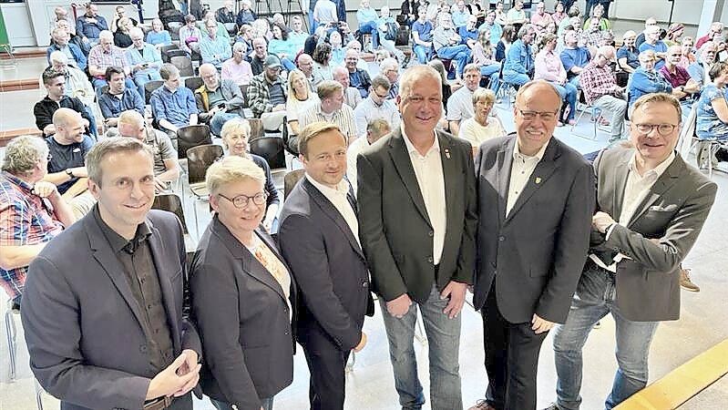Die Teilnehmer der Podiumsdiskussion (von links): Redakteur Aiko Recke, Dr. Edith Ulferts (CDU), Helmut Emkes (FDP), Detlev Krüger (parteilos/Freie Wähler), Olaf Wiltfang (SPD) und Chefredakteur Lars Reckermann. Foto: Klaus Ortgies