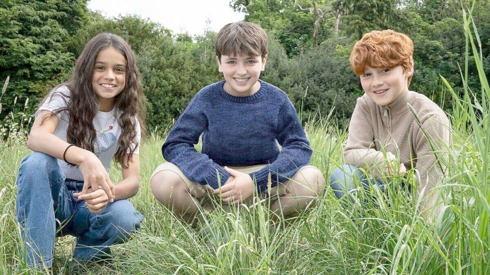 Arabella Stanton (l-r), Dominic McLaughlin und Alastair Stout spielen in der neuen HBO-Serie Hermine Granger, Harry Potter und Ron Weasley. Foto: Aidan Monaghan/HBO/AP/dpa