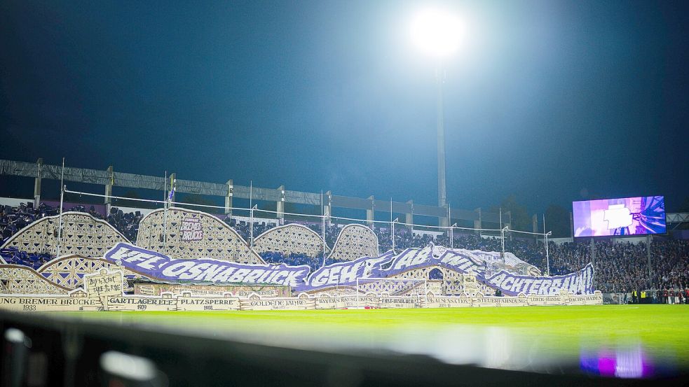 Beeindruckende Choreografie: Vor dem DFB-Pokalspiel des VfL Osnabrück gegen Bayern München fuhr eine überdimensionale Achterbahn durch die Ostkurve der Bremer Brücke. Foto: imago/Noah Wedel